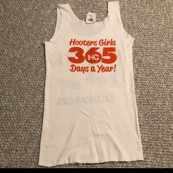 Hooters calendar girl 2017 tank top - Picture 2 of 3